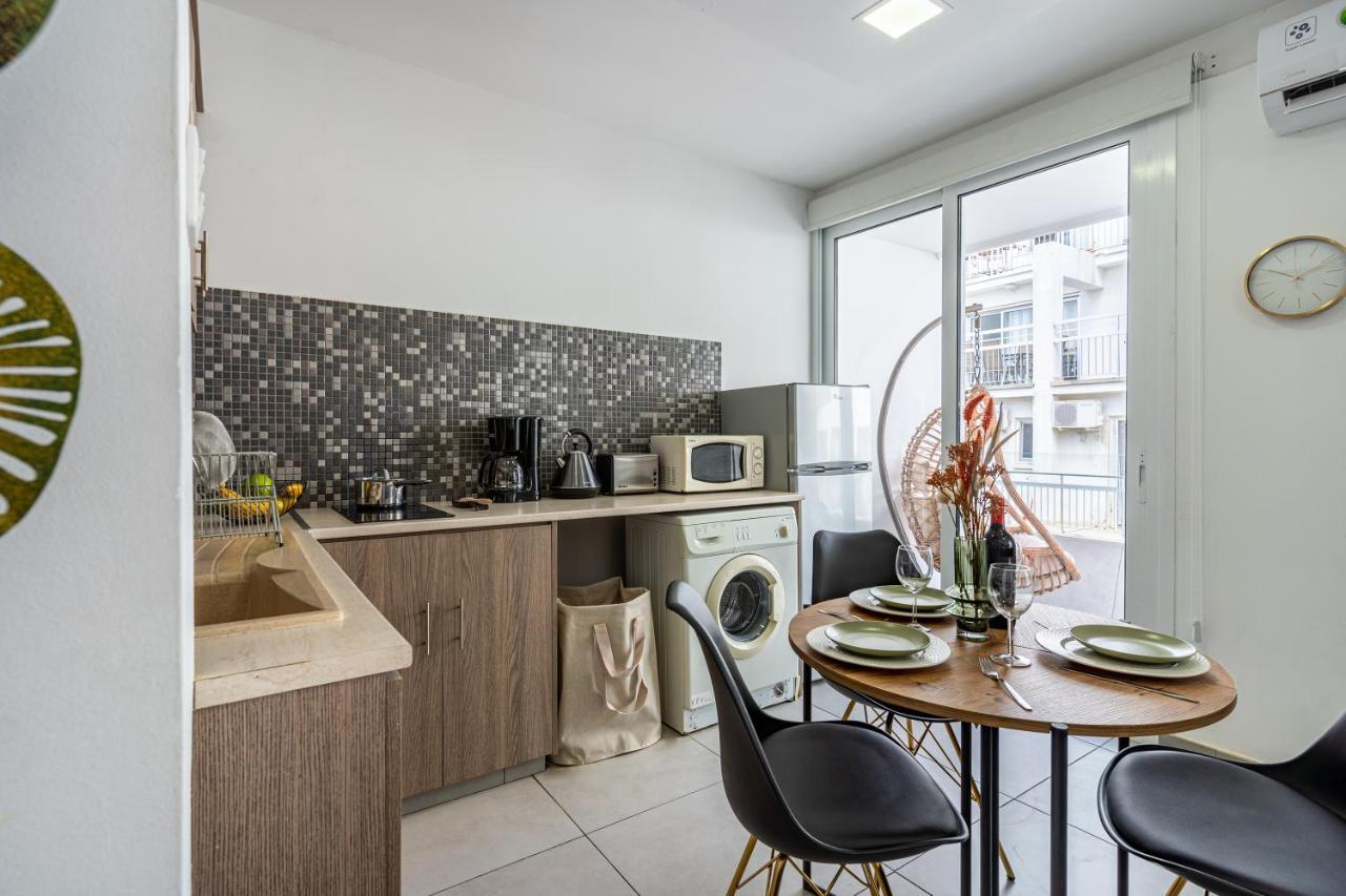 Beach Daze 1-Br Apt By Finikoudes Beach Ларнака Экстерьер фото